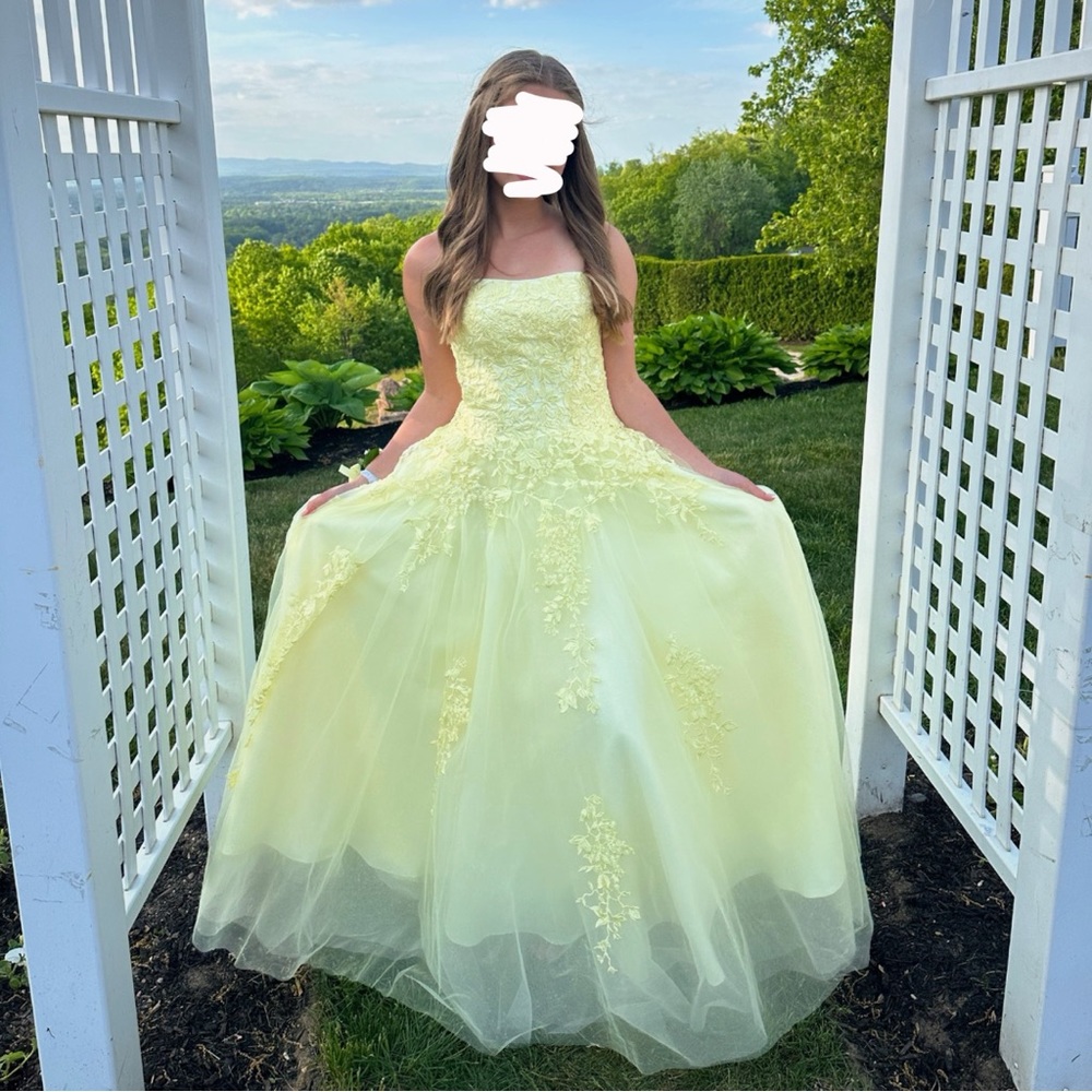 Prom dress, in EXCELLENT condition (wore once) size 0